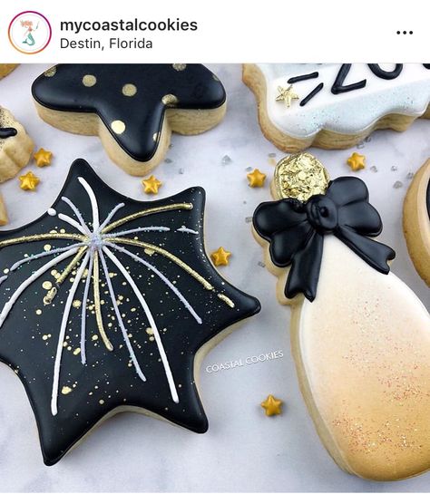 Winter Cookies Decorated, New Year's Desserts, New Years Cookies, Decorated Cookies Tutorial, Sugar Cookie Royal Icing, Themed Cookies, Winter Cookie, Sugar Cookie Designs, Xmas Cookies