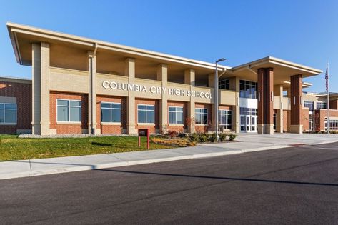 Small High School Building, Aesthetic High School Exterior, School Building Design Ideas, American School Building, High School Exterior Design, High Schools Exterior, Modern High School Exterior, High School Building Exterior, Small School Exterior