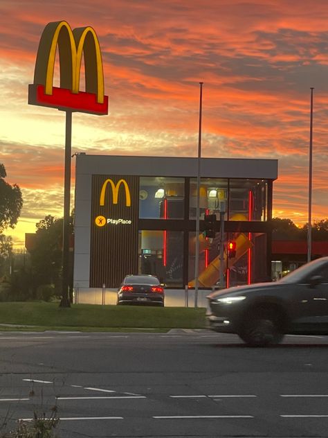 Mcdonalds Exterior, Macdonald Food Mcdonald's, Macdonald Restaurant, Mc Donald Aesthetic, Modern Mcdonalds, Bloxburg Mcdonalds Decals Codes, Mcdonalds Background, Mcdonald’s Aesthetic, Bloxburg Mcdonalds