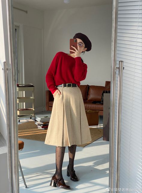 Soft Office Outfit, Winter Skirt Outfit Aesthetic, Vintage Office Outfit, Japanese Fashion Women Casual, Japanese Fall Fashion, Aesthetic Charms, Vintage Japanese Fashion, Kfashion Ulzzang, Beret Outfit