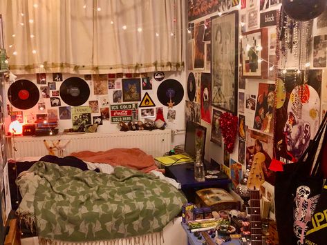 Nirvana Bedroom Ideas, Trash Room Aesthetic, Indie Sleaze Bedroom, Grunge Teen Room, Lesbian Bedroom Ideas, Vintage Grunge Bedroom, Crowded Bedroom, 90s Grunge Bedroom, Messy Bedroom Aesthetic