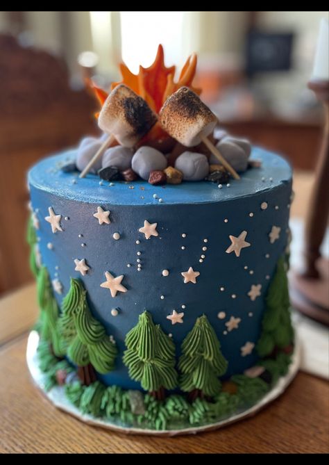 Mountain Themed Birthday Cake, Campfire Theme Cake, Smash Cake Camping Theme, Campfire Cake Ideas, Camping Themed Cake Ideas, Camping Theme Birthday Party Cake, Campfire Birthday Cake, Bluey Camping Cake, Outdoor Cake Ideas