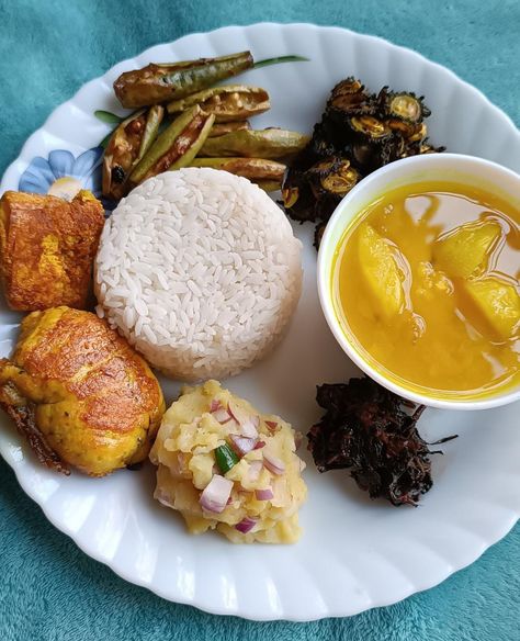 Bengali food / food recipe / food aesthetic / food photography / food ideas / thali / food pins / foodie aesthetic / food cravings / rice thali / rice daal Bengali Food Photography, Bengali Food Thali, Bengali Thali, Bengali Foods, Aesthetic Food Photography, Foodie Aesthetic, Platter Food, Lehenga Hairstyles, Aesthetic Indian