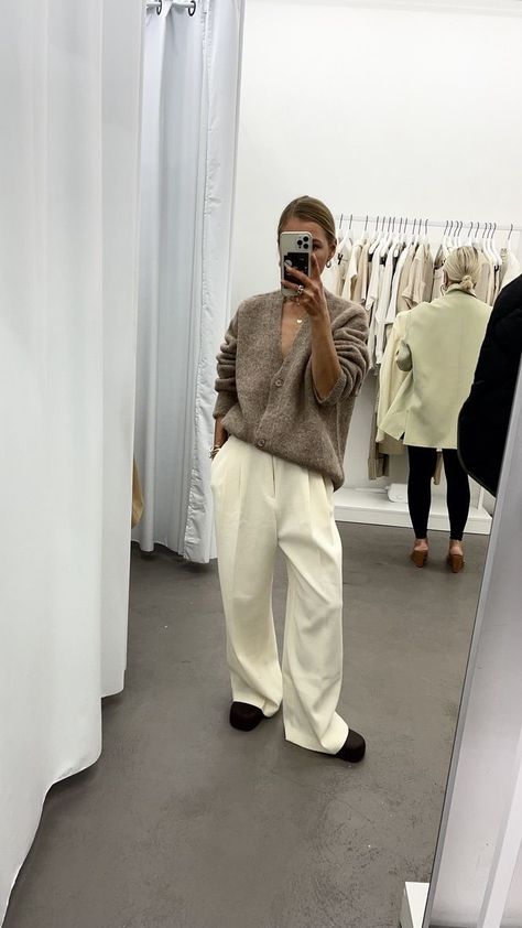 Frankie Shop Street Style, Frankie Shop Outfit, The Frankie Shop Outfit, Nude Sweater Outfit, Wide Pant Outfit, Wide Pants Outfit Winter, Beige Style Fashion, Nude Pants Outfit, Beige Winter Outfit