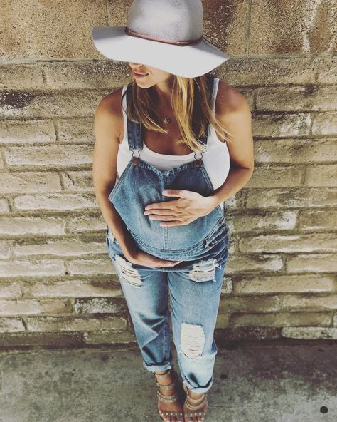 Maternity- Melissa Magdziak Ogletree @melogletree via Instagram #Maternityoveralls from @shoppinkblush Maternity Suit, Maternity Overalls, Baby Bump Style, Preggo Fashion, Bump Style, Skirt Denim, Maternity Poses, Skirt Maxi, Stylish Maternity