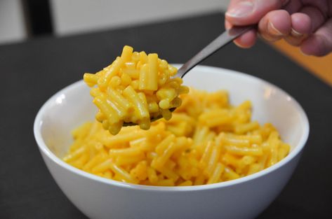 10 Mac and Cheese Mix-Ins Every Kraft Addict Should Try Microwave Recipes Breakfast, Spaghetti Cheese, Kraft Mac And Cheese, Cheddar Sauce, Mac And Cheese Sauce, Mac And Cheese Cups, Kraft Mac N Cheese, How To Make Quesadillas, Kraft Dinner