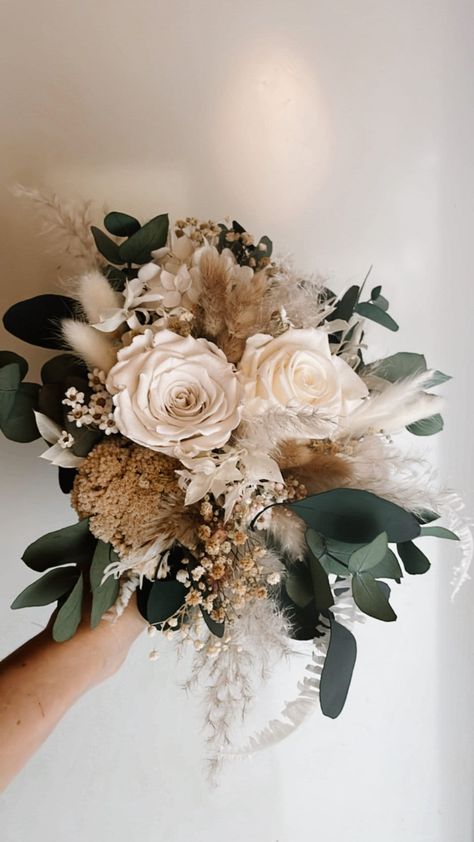 Bridal bouquet of dried flowers with eternal roses. Here I show you a fine dried flower bouquet. The roses in him are forever. It remains as you see it here "forever"! As a bridal bouquet or later as a highlight in the living room. Matching other accessories. The roses are delicate cream and are subtly enhanced with brown/beige pampas grass. It has subtle mustard yellow accessories and an eternal cream-colored hydrangea. The collection also includes light brown pampas grass. Do you want more ? J September Wedding Champagne, Sage And Brown Wedding Colors, Diy Butiner, Rustic Fall Wedding Flowers Bride Bouquets, Earthy Flower Bouquet, Champagne Theme Wedding Flowers, Industrial Chic Wedding Flowers, Minimal Fall Wedding Bouquet, Dark Spring Bouquet