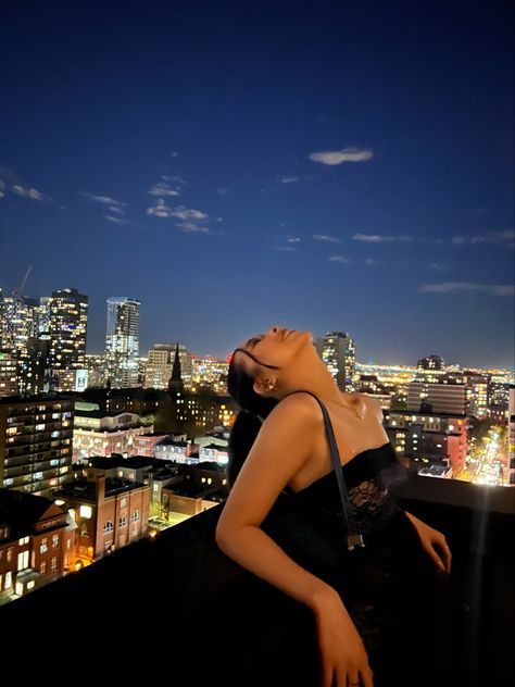 Rooftop Bar Outfit Summer, Nyc Pics, Rooftop Photoshoot, Nyc Aesthetic, Photo Club, Stylish Photo Pose, Best Photo Poses, Night Photos, Instagram Pose