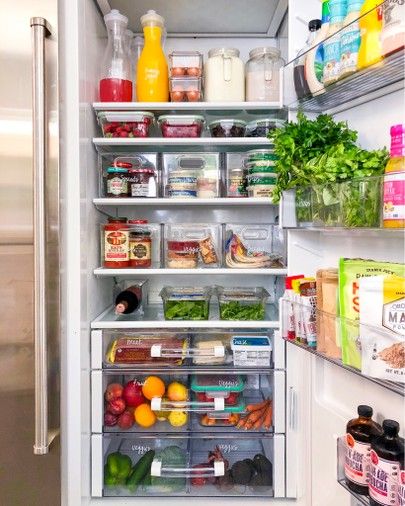 Y’all know we love organizing a fridge... but this fresh herb section really set us over the edge in happiness. Pro tip: Our custom vinyl labels work perfectly on a fridge drawer! 🍓🍊🍋🥦🍇 Find these pieces and our other favorite items on THE shop page [thehomeedit.com/shop] under “shop the feed” // or shop via screenshot using the @liketoknow.it app // http://liketk.it/2xa6t ✨ #thehomeedit #fridge #organization #housegoals #liketkit Kitchen Shelves Organization, Best Refrigerator, Kitchen Organization Pantry, Kitchen Organisation, Refrigerator Organization, Makanan Diet, The Home Edit, Kitchen Hacks Organization, Fridge Organization