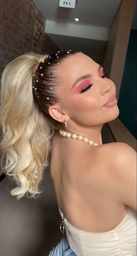 Half Bun Hairstyle, Scrunchie Bun, Half Bun Hairstyles, Hair Rhinestone, Gem Hair, Make Carnaval, Slicked Back Ponytail, Concert Hairstyles, Half Bun