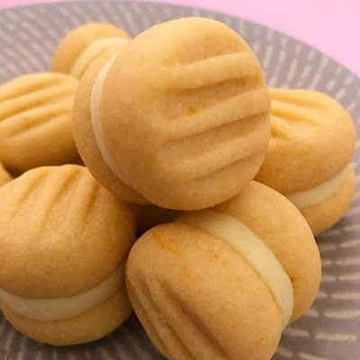 Mini Yo-Yos (Melting Moments) Custard Cookies Recipes, Yoyo Cookies, Yoyo Biscuits, Yo Yo Biscuits, Melting Moments Recipe, Melting Moments Biscuits, Custard Biscuits, Mini Yo, Baking Biscuits