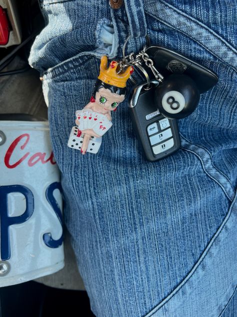 Keychain On Belt Loop Aesthetic, Cool Girl Keychain, Keys On Belt Loop Aesthetic, Y2k Keychain Aesthetic, Eight Ball Keychain, Airpod Keychain Aesthetic, Keychain For Keys, Cute Backpack Keychains, Keychain Aesthetic Car Keys