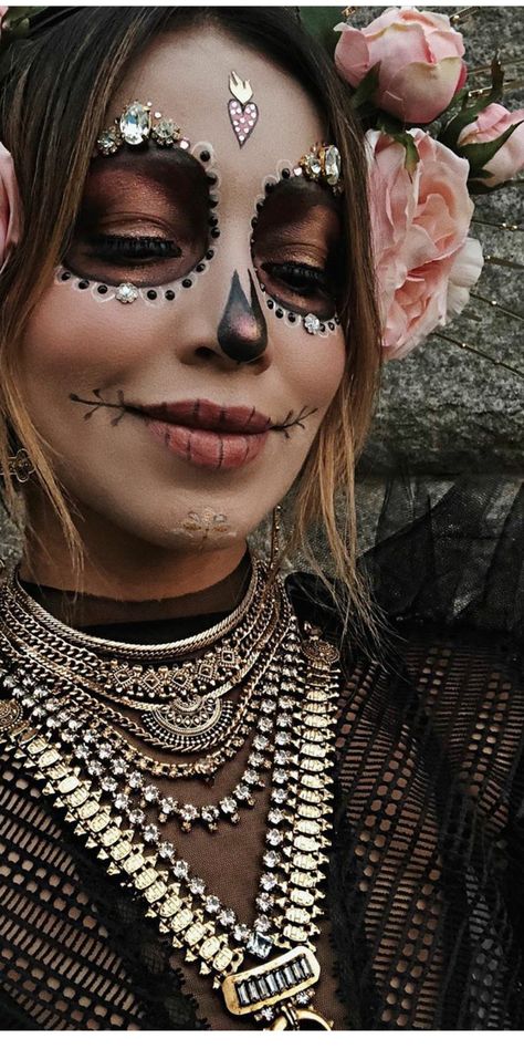 Women’s Skull Makeup, Subtle Day Of The Dead Makeup, Pretty Day Of The Dead Makeup, Catrina Makeup Simple, Dia Los Muertos Costume, Day Of The Dead Face Makeup, Catrina Outfit Costume Ideas, Day Of The Dead Make Up, Dia De Los Muertos Outfit For Women