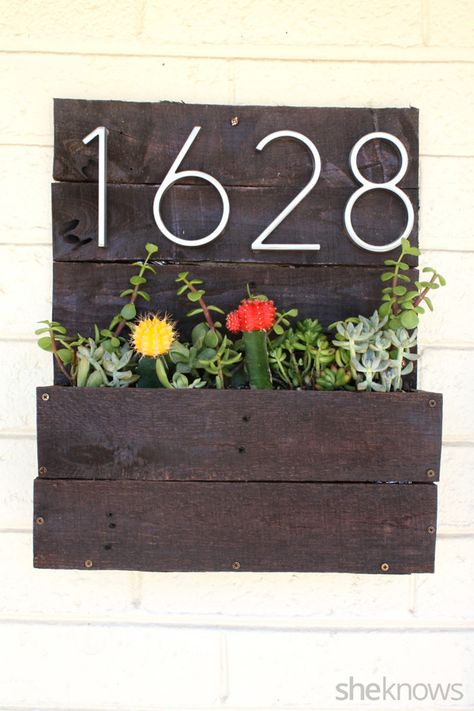 How to make your own pretty address planter box – SheKnows Planter Box Diy, Address Planter, House Numbers Diy, Adirondack Furniture, Diy Planter Box, Outdoor Remodel, Ideas Hogar, Decor Flowers, Front Porch Decorating