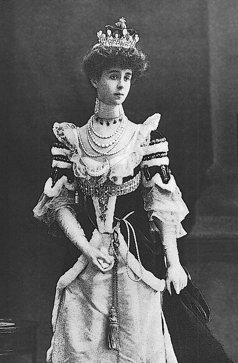 Consuelo Vanderbilt  during the early years of her marriage to the 9th Duke of Marlborough.Her tiara was a wedding present from her father while her pearls (originally owned by Catherine the Great and the Empress Eugenie had come from her mother. Consuelo Vanderbilt, Charles Spencer, King Edward Vii, Court Dresses, Catherine The Great, Diana Vreeland, Diamond Tiara, Gilded Age, Royal Jewels