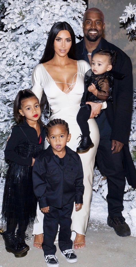 Kim Kardashian West and her family Christmas 🎄 Workouts Squats, Kanye West Smiling, Curl Hairstyles, Kardashian Christmas, Kim Kardashian Family, Black Man White Girl, Kim Kardashian Makeup, Maternity Photo Outfits, Kim Kardashian Kanye West