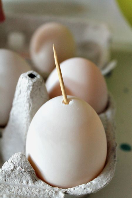 How to blow out an egg, the easy way! - NurtureStore Primitive Easter Crafts, Natural Easter Decor, Easter Treat Boxes, Shaving Cream Easter Eggs, Decorating Easter Eggs, Easter Egg Decorations, Unique Easter Eggs, Blown Eggs, Egg Carving