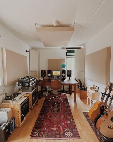 In Home Music Room, Bohemian Music Studio, Basement Recording Studio Ideas, Music Studio Paint Colors, Mid Century Modern Recording Studio, Bedroom Producer Studio, Cozy Home Studio, Music Studio In Bedroom, Home Studio Recording