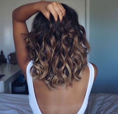 20 Glamorous Mid Length Curly Hairstyles for Women - Haircuts & Hairstyles 2019 Short Shoulder Length Hair, Mid Length Curly Hairstyles, Medium Length Curly Hair, Colored Curly Hair, Ombré Hair, Haircuts For Curly Hair, Beauty Inspo, Trendy Hair Color, Medium Hair Cuts