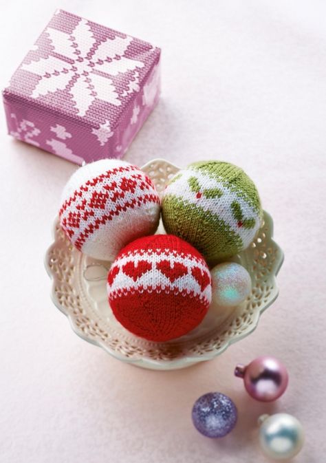 Mini Christmas Puddings, Knitted Ornaments, Christmas Knitting Projects, Knit Christmas Ornaments, Knitted Christmas Decorations, Christmas Knitting Patterns Free, Christmas Knitting Patterns, Hat Knitting Patterns, Christmas Knitting