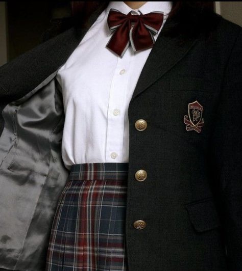 𝒢. 𝑺𝒐𝒊𝒆 𝑨𝒏𝒈𝒆 on Twitter: "Dark academia aesthetic… " A Woman, Plaid, Skirt, Red