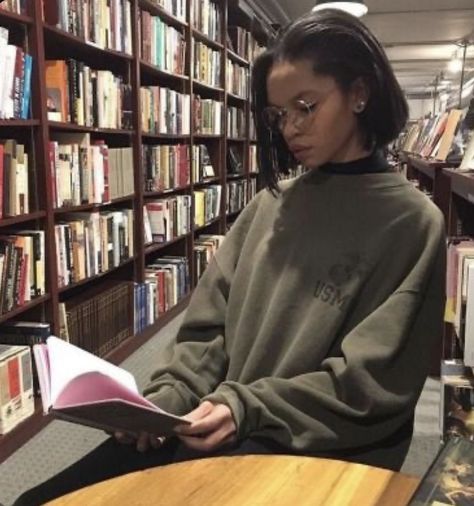 Black Academia, Nerd Aesthetic, Library Aesthetic, Black Femininity, Woman Reading, Dark Academia Aesthetic, Girl Reading, Academia Aesthetic, How To Pose