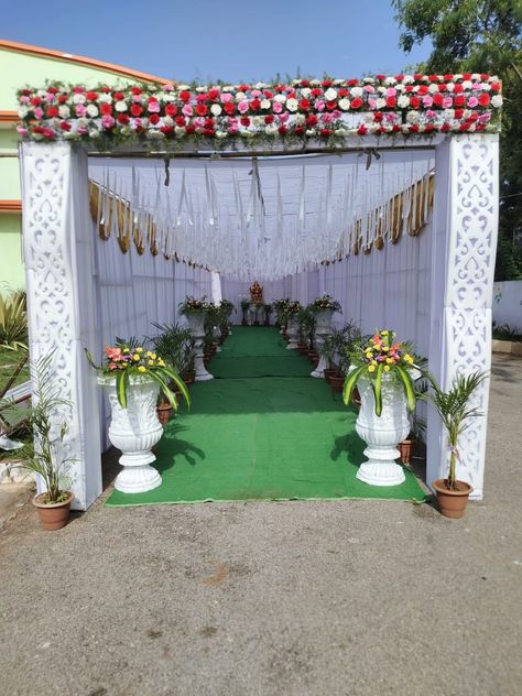 Entrance Gate Decoration For Wedding, Marriage Entrance Decoration, Mandapam Decoration, Indian Outdoor Wedding Decor, Small Wedding Decor, Engagement Stage Decoration, Reception Stage Decor, Simple Stage Decorations, Home Flower Decor