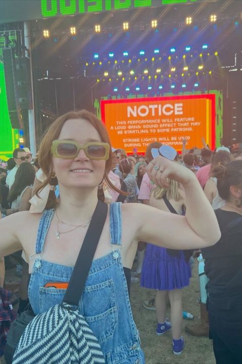 woman posing in front of concert stage All Things Go Music Festival Outfits, Overalls Festival Outfit, Outside Lands Outfit San Francisco, Outside Lands Outfit, Spring Festival Outfit, Fall Festival Outfit, Festival Aesthetic, Outside Lands, Overall Outfit