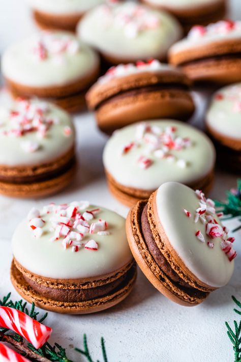 Peppermint Macarons, Christmas Cookie Ideas, Macarons Chocolate, French Macaroon Recipes, Macaron Recipes, Christmas Macarons, Chocolate Macaron, Peppermint White, Macaron Flavors