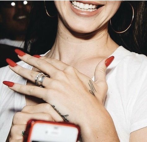 Nail Chanel, Lana Del Rey Nails, Lana Del Rey Red, Lana Del Rey Wallpaper, Red Stiletto Nails, Nails Inspiration Summer, Nails Red, Dope Nails, Red Aesthetic