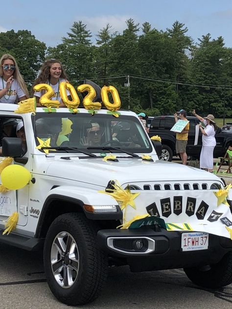 Jeep Graduation Decoration, Prom Arrival Transport Ideas, Parade Ideas For Walking, Decorated Car For Graduation, Homecoming Parade Cars, Senior Car Decorating Ideas 2020 Parade, Homecoming Parade Signs, Homecoming Car Decorations, Homecoming Court Parade Signs For Cars