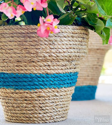 Sisal Rope dresses up a plastic pot. A little rope, hot glue and paint and voila!... you have a pretty pot with great texture! Fun Planters, Deco Marine, Colorful Planters, Outdoor Patio Table, Diy Outdoor Decor, Outdoor Diy Projects, Succulents In Containers, Have Inspiration, Rope Crafts