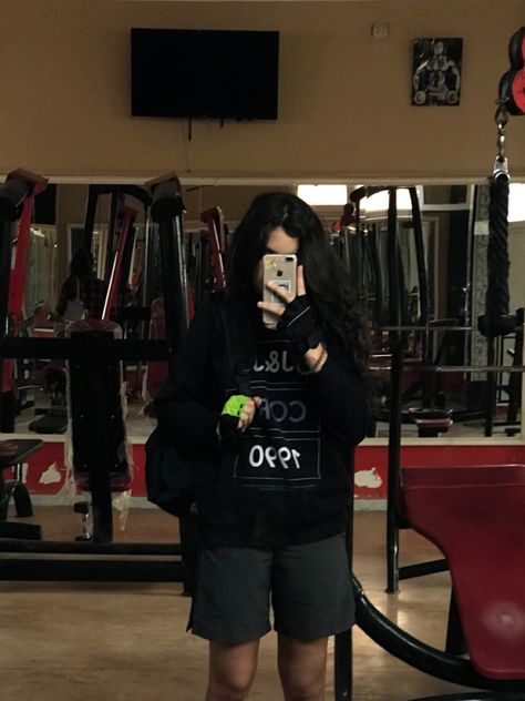 Dark Gym Outfit, Tomboy Gym Workout Outfits, Goth Gym Aesthetic, Goth Gym Girl, Alt Gym Outfits, Grunge Gym Outfits, Goth Gym Outfits, Granola Goth, Goth Maternity