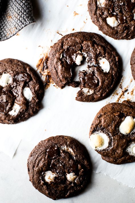 Double Chocolate Toasted Marshmallow Cookies — Flourishing Foodie Chocolate Lasagna Cake, Hot Chocolate Marshmallow Cookies, Chocolate Chip Marshmallow Cookies, Chocolate Smores, Chocolate Marshmallow Cookies, Rocky Road Fudge, Fat Food, Marshmallow Cookies, Chocolate Covered Marshmallows