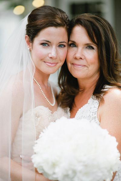 This mother-daughter duo flash the same subtle but glowing smile. Photo Credit: Lauren Larsen on Southern Weddings via Lover.ly Wedding Photography Poses Family, Mother Daughter Wedding, Family Wedding Photos, Like Mother Like Daughter, Mother Daughter Photography, Photography Poses Family, Wedding Picture Poses, Wedding Photos Poses, Wedding Engagement Photos