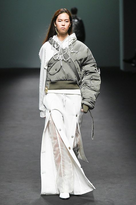 Blindness Seoul Fall 2017 collection, runway looks, beauty, models, and reviews. Deconstruction Fashion, Seoul Fashion Week, 2017 Fashion Trends, Futuristic Fashion, Korean Fashion Trends, 2017 Fashion, Fashion Show Collection, Fall 2017, Mode Inspiration