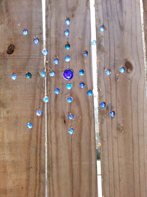 Marbles in a fence, would be fun to do this or a heart. Marbles In Fence Holes, Fence With Marbles In It, Marbled Fence, Marbles In Fence, Marble Fence, Garden Fence Art, Unique Garden Art, Unique Garden Decor, Fencing Ideas