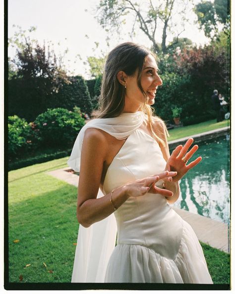 Vestidos de novia con cintura vasca: todo sobre la silueta popularizada por Lady Di que es tendencia en 2024 ✨ {Tienes toda la inspiración en el link de la bio} ▪️Fotos: Getty Images / @nousnousphoto ▪️Texto: @estrella.albendea Wedding White Aesthetic, Dreamy White Dress, Vogue Wedding Dress, Vintage Bride Dress, Wedding Dress Editorial, 2025 Bride, Bride Dress Vintage, Wedding Dress 2024, Bella Wedding