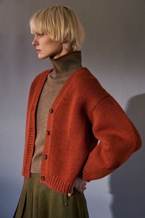 Fall 22 Stylish Knitwear, Cashmere Outfits, Trendy Outfits Winter, Italy Outfits, Knitwear Fashion, Cold Weather Outfits, Dark Beige, V Neck Cardigan, Knit Fashion