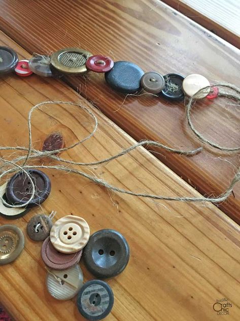 Diy Vintage Inspired Ornaments, Button Garland Diy, Cottagecore Decor Ideas Diy, Gremlincore Crafts, Cottage Core Crafts Diy, Diy Vintage Crafts, Cottagecore Crafts Diy, Button Crafts For Adults, Repurpose Buttons