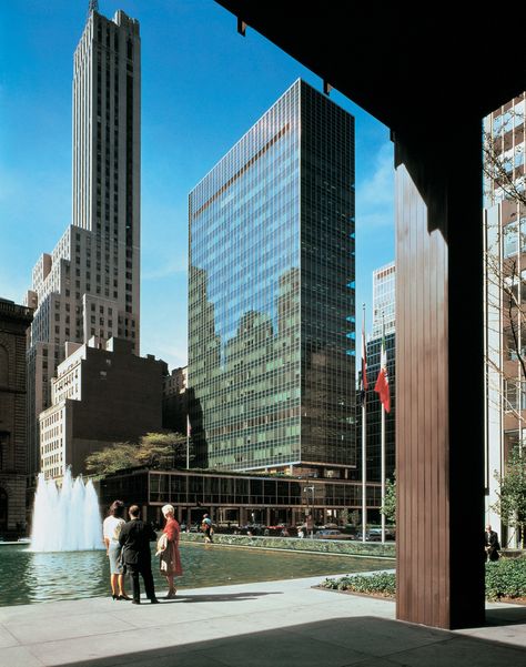 View of the Lever House by Gordon Bunshaft of Skidmore, Owings & Merrill, New York City, New York, photographed in 1959 International Style Architecture, Julius Shulman, Seagram Building, New York Architecture, Philip Johnson, Tall Buildings, Architecture History, Mid Century Architecture, Dome House