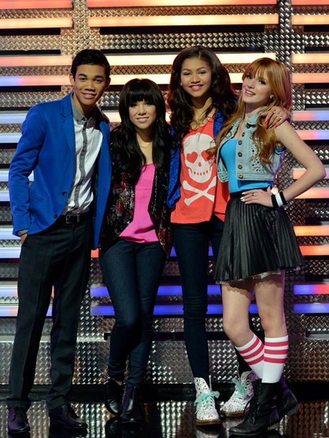 Carly Rae Jepson rocks the Shake it up stage in the Shake it up episode "My Fair Librarian It up!" Chanel Outfits Women, Carly Rae Jepson, Bella Thorne And Zendaya, Shake It Up, Outfits 2000s, Disney Channel Shows, Carly Rae Jepsen, Disney Inspired Fashion, Tyra Banks