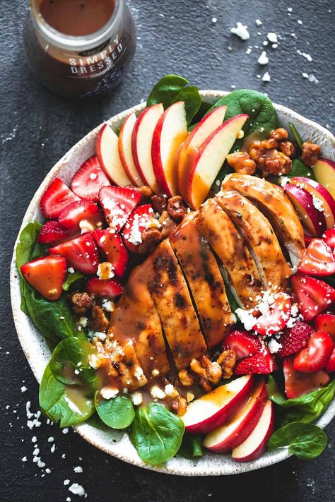 Chicken Strawberry, Balsamic Vinaigrette Salad, Creamy Balsamic Dressing, Strawberry Chicken Salad, Apple Salad Recipes, Apple Chicken, Balsamic Chicken, Salad Toppings, Walnut Salad