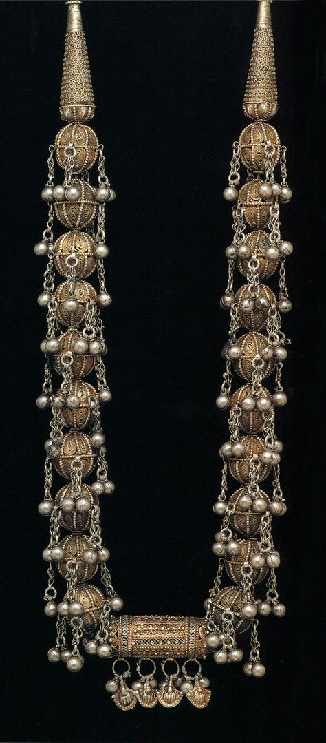 Yemen | Bridal necklace; gilded silver | ©The Splendour of Ethnic Jewelry:  From the Colette and Jean-Pierre Ghysels Collection. Text… | draw a bead on  | Pinte… History Jewelry, Collar Hippie, Trendy Jewerly, Ethnic Necklaces, Ancient Jewelry, Silver Jewelry Handmade, Yemen, Traditional Jewelry, Ethnic Jewelry