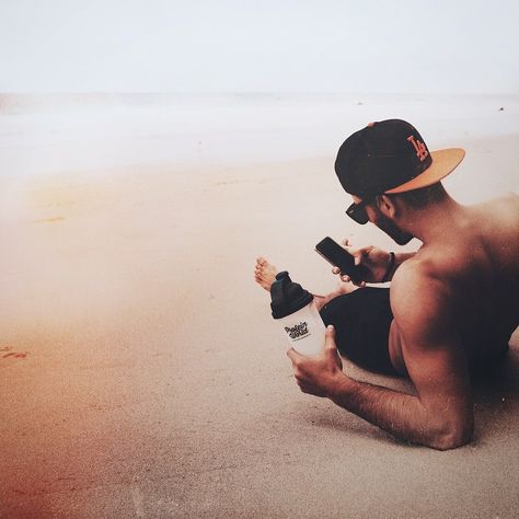 57.7k Likes, 483 Comments - TONI MAHFUD† (@tonimahfud) on Instagram: “Come to the beach I'm waiting, OK? drinking my @proteinworld shake www.proteinworld.com  if you…” Playa Ideas, Toni Mahfud, Mens Photoshoot Poses, Beach Pictures Poses, Self Portrait Poses, Pondicherry, Beach Photography Poses, Beach Shoot, Men Photography