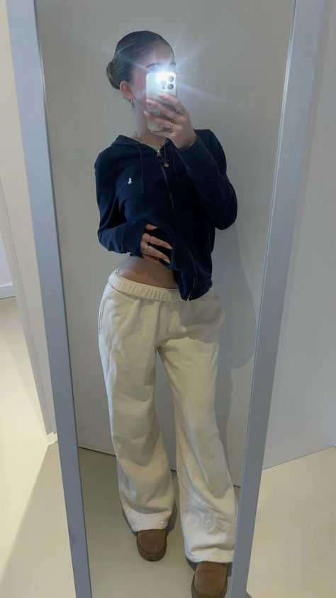 Trackies Aesthetic, Outfit Jogging, Skandinavian Fashion, Outfit Inspo Casual, Fits Clothes, Stockholm Fashion, Cute Everyday Outfits, A Mirror, Really Cute Outfits