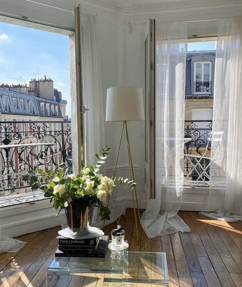 French Interior Style, Parisian Style Apartment, Parisian Style Home, Parisian Room, Parisian Apartment Decor, Paris Home Decor, French Style Interior, Parisian Decor, Parisian Interior