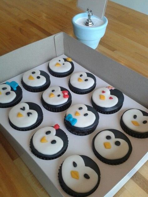 Penguin Cupcakes, Penguin Birthday Party, Penguin Cookies, Penguin Cakes, Little Mermaid Cakes, Penguin Birthday, Penguin Party, Animal Cupcakes, Xmas Cake