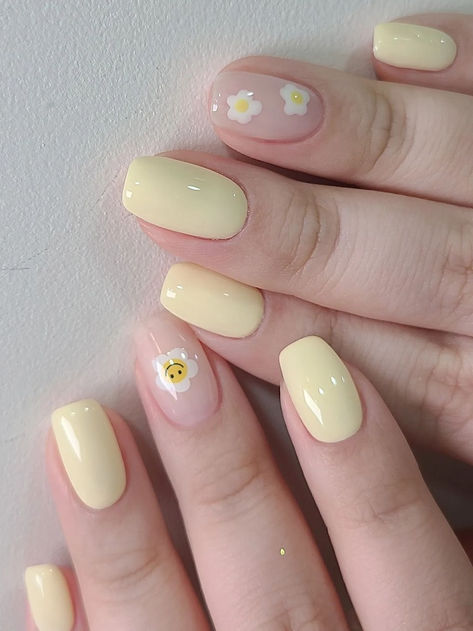 spring Korean nails: light yellow with a cute floral accent Korean Nail Designs, Korean Nail, Korean Nail Art, Hello Nails, Cute Simple Nails, Subtle Nails, Daisy Nails, Korean Nails, Nail Colour