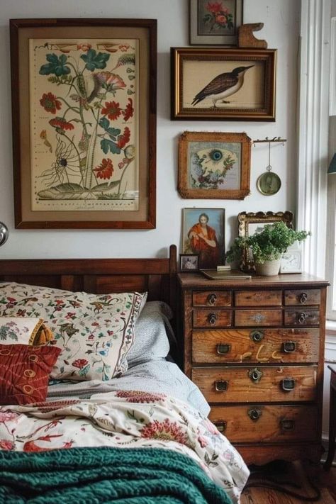 Bohemian Home Interior, Garden Inspired Bedroom, Bedroom Decor Eclectic, Vintage Eclectic Home, Design Ložnic, Eclectic Bedroom, Cottage Bedroom, Vintage Room, Apartment Inspiration